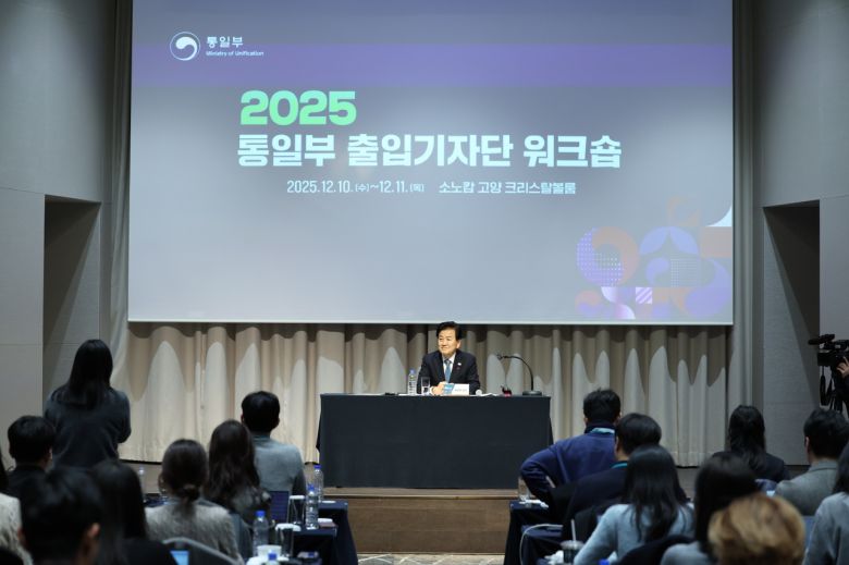 정동영 통일부 장관이 10일 통일부 출입기자단 워크숍 기자간담회에서 취재진 질문을 듣고 있다. [통일부 제공]