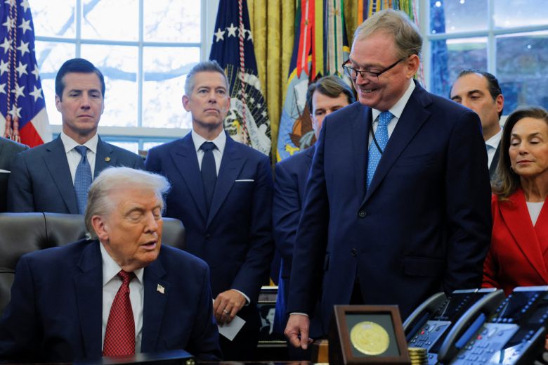 지난 3일(현지시간) 미국 워싱턴 D.C. 백악관 집무실에서 케빈 해싯 백악관 국가경제위원회(NEC) 위원장(오른쪽)이 도널드 트럼프 대통령을 향해 미소 짓고 있다.  [로이터]