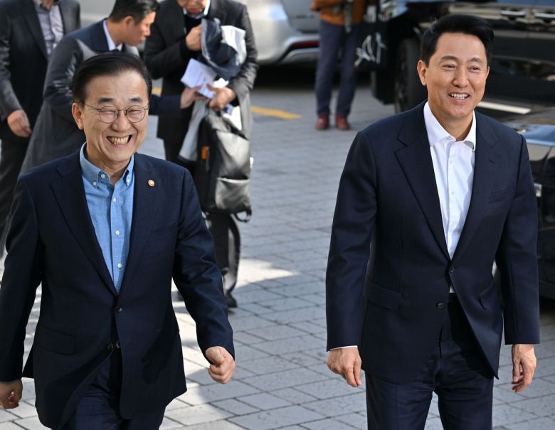 김윤덕(왼쪽) 국토교통부 장관과 오세훈 서울시장이 지난달 13일 서울 중구 달개비에서 오찬회동을 마친 뒤 취재진을 만나기 위해 이동하고 있다. 임세준 기자