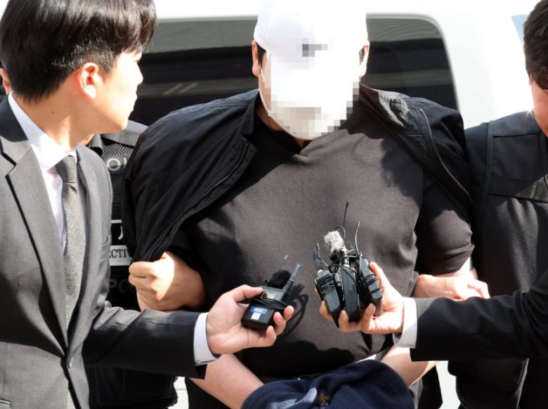 여자친구를 살해한 뒤 시신을 유기한 혐의를 받는 A씨가 지난 9월 30일 구속 전 피의자 심문(영장실질심사)를 위해 전주지방법원 군산지원으로 들어가고 있다. [연합]