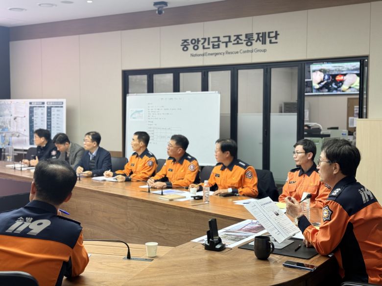 김승룡 소방청장 직무대행이 11일 세종 소방청 통합지휘센터에서 광주 치평동 붕괴 사고와 관련한 상황판단회의를 주재하고 있다. 2025.12.11 [소방청 제공. 재판매 및 DB 금지] <연합뉴스>