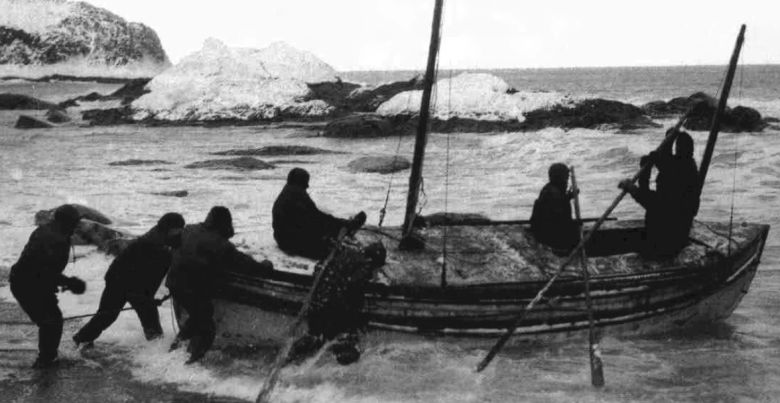 1916년 4월 24일, 엘리펀트섬 해안에서 배를 진수하는 모습 [프랭크 헐리 촬영 추정본/일부 확대]