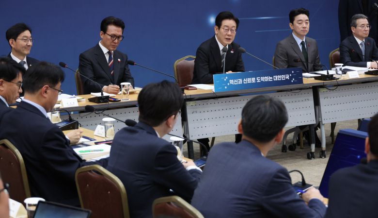 이재명 대통령이 12일 세종시 정부세종컨벤션센터에서 열린 과학기술정보통신부ㆍ개인정보보호위원회 업무보고에서 발언하고 있다. [연합]