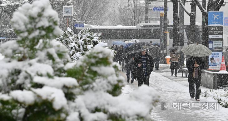 일요일인 14일에도 전국에 눈·비가 내리는 날씨가 이어지겠다. 임세준 기자