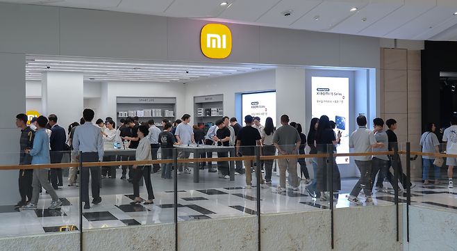 서울 영등포구 여의도에 개장한 샤오미의 한국 첫 공식 매장 ‘샤오미 스토어’. 고재우 기자
