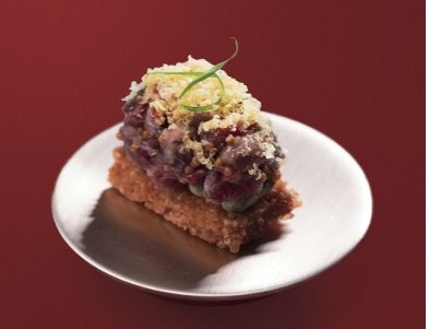 명이나물, 크림치즈로 맛을 낸 육회를 올린 증편요리. USDEC 제공