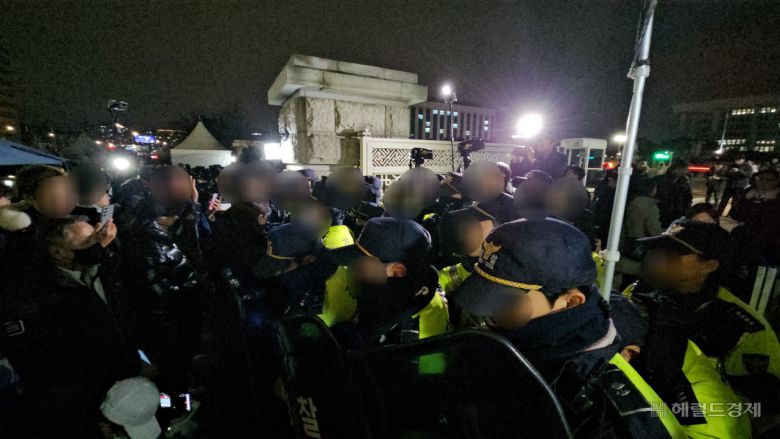 지난해 12월 3일 비상계엄이 선포된 당일 저녁 국회경비대가 국회 출입문을 막고 출입을 통제하고 있다. 이용경 기자