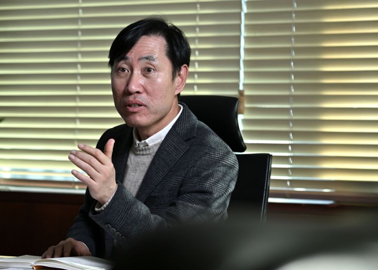 하태경 보험연수원장이 지난 3일 오후 서울 성북구 보험연수원 집무실에서 인터뷰를 하고 있다. 임세준 기자