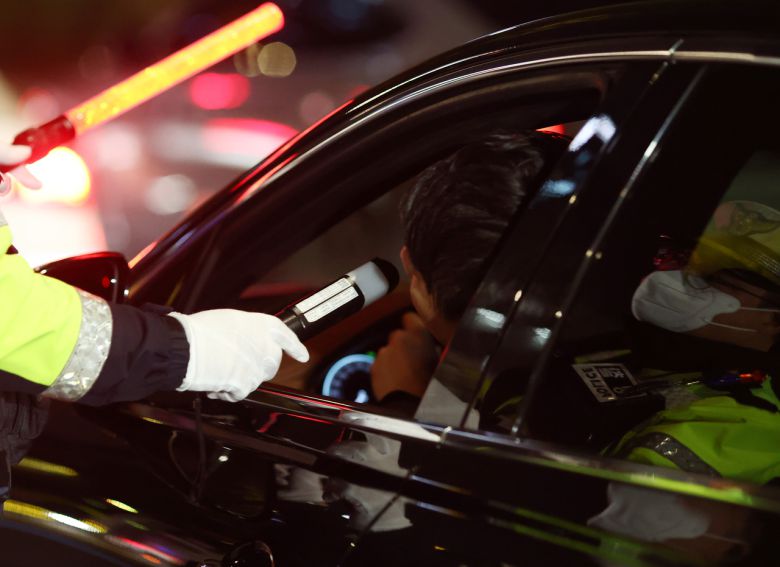 지난해 11월 21일 서울 공덕역 인근에서 경찰이 음주 운전 단속을 실시하고 있다. [연합]