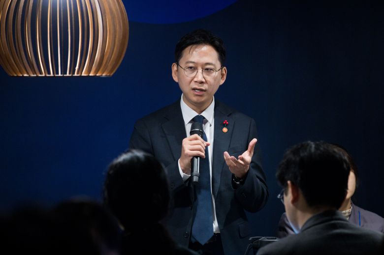 배경훈 부총리 겸 과학기술정보통신부 장관이 15일  세종시 정부세종청사 인근 식당에서 열린 ‘과학기술정보통신부 기자간담회’ 에서 기자들과 질의응답을 하고 있다. [과학기술정보통신부 제공]