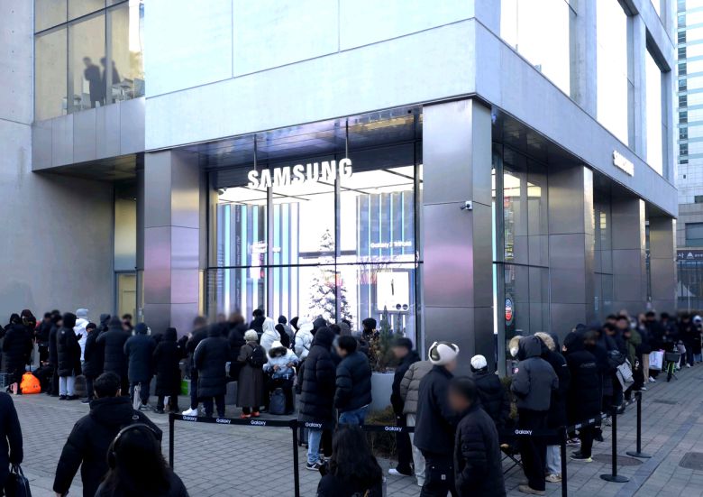 삼성전자의 두 번 접는 형태의 폴더블 스마트폰 ‘갤럭시 Z 트라이폴드’ 국내 판매가 시작된 12일 서울 강남구 삼성 강남에서 시민들이 구매를 위해 줄을 서서 대기하고 있다. [삼성전자 제공]