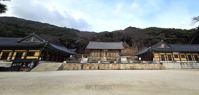 수덕사 대웅전과 양 옆의 백련당(왼쪽)과 청련당(오른쪽)