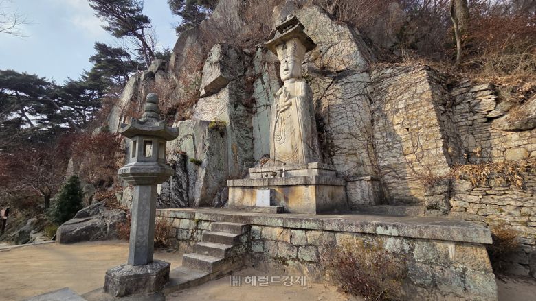 덕숭산 관음보살입상