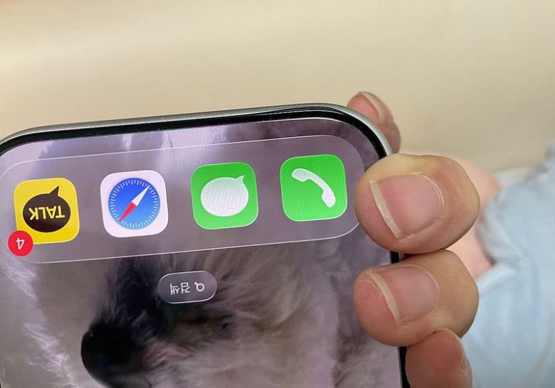 한 아이폰17 프로 사용자가 케이스를 벗기던 중 프레임이 휘어졌다며 네이버 아이폰 사용자 모임 ‘아사모’에 올린 사진. [아사모 캡처]