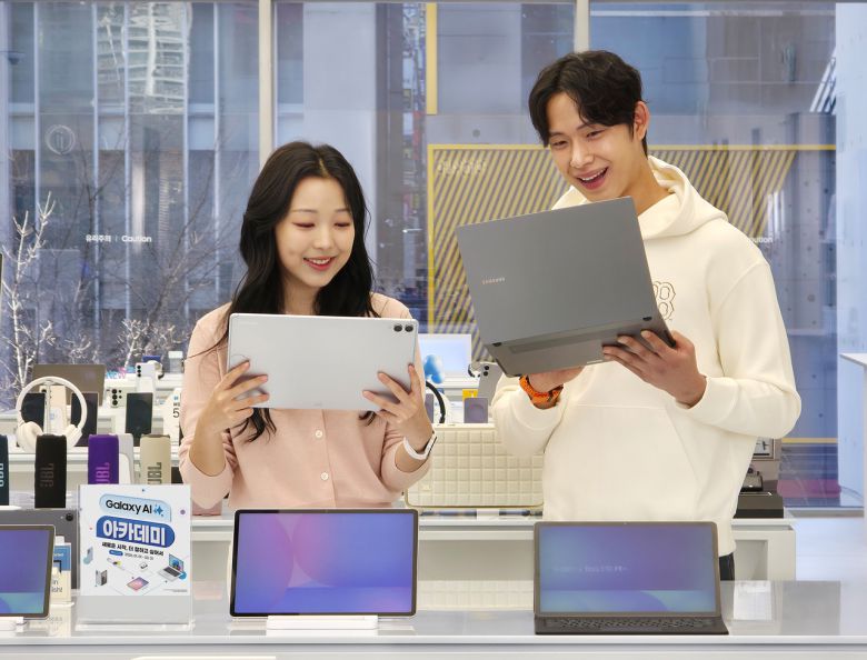 삼성전자 모델이 ‘갤럭시 북5 프로’와 ‘갤럭시 탭 S11 울트라’을 체험하는 모습 [삼성전자 제공]