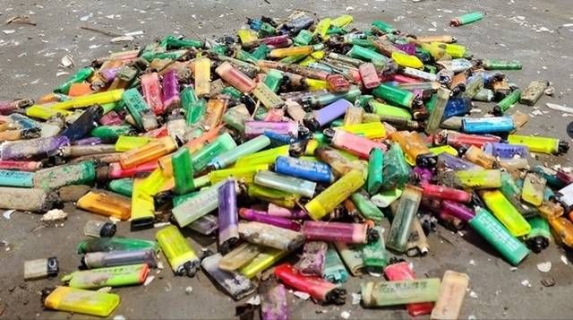 가득 쌓인 라이터 쓰레기.[헤럴드DB]