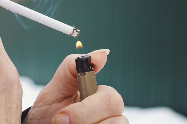 담배에 불을 붙이고 있다.[게티이미지뱅크]