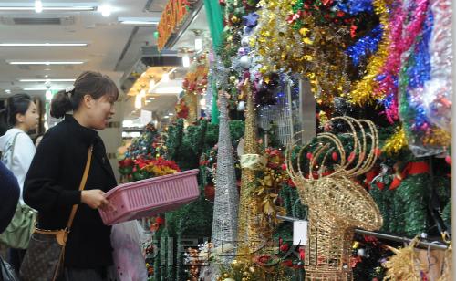 서울 중구 남대문시장의 트리를 판매하는 한 상점에서 크리스마스트리 장신구들이 진열돼 있다. 이상섭 기자.