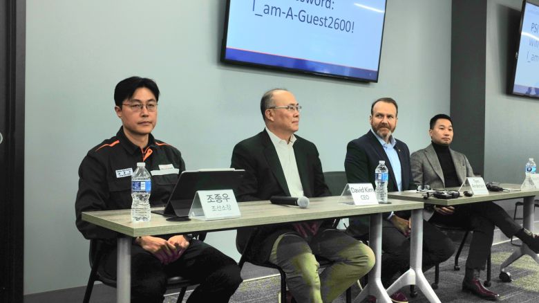 (왼쪽부터) 조종우 한화필리조선소 소장(상무), 데이비드 김 한화필리조선소 최고경영자(CEO),톰 앤더슨 한화디펜스USA 사장, 알렉스 웡 한화그룹 최고전략책임자(CSO)가 미국 필라델피아 한화필리조선소에서 국내 언론과 간담회를 진행하고 있다. 박혜원 기자