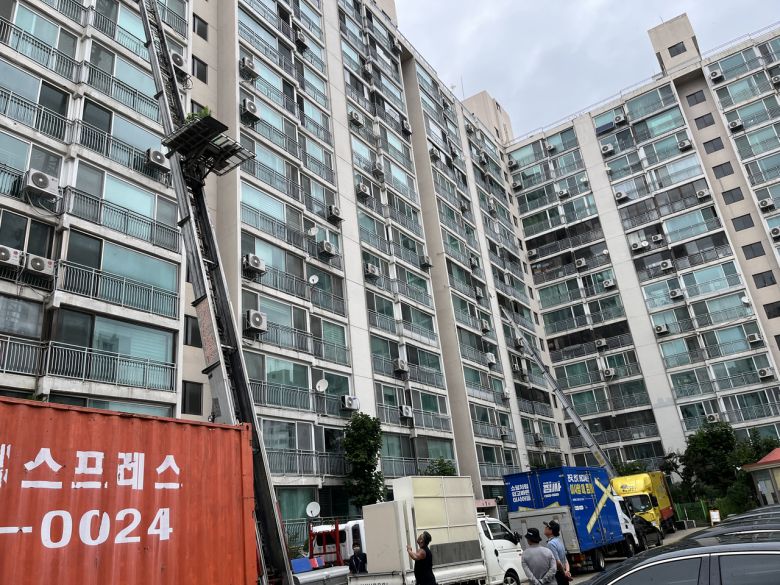 광진구 광장극동아파트 단지 내에서 이사가 한창이다. 윤성현 기자