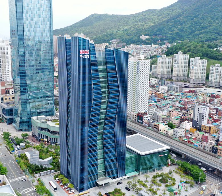 BNK부산은행은 26일 지방은행 최초로 ‘방카슈랑스 디지털창구 서비스’를 시행한다고 밝혔다. 사진은 BNK부산은행 본점 [BNK부산은행 제공]
