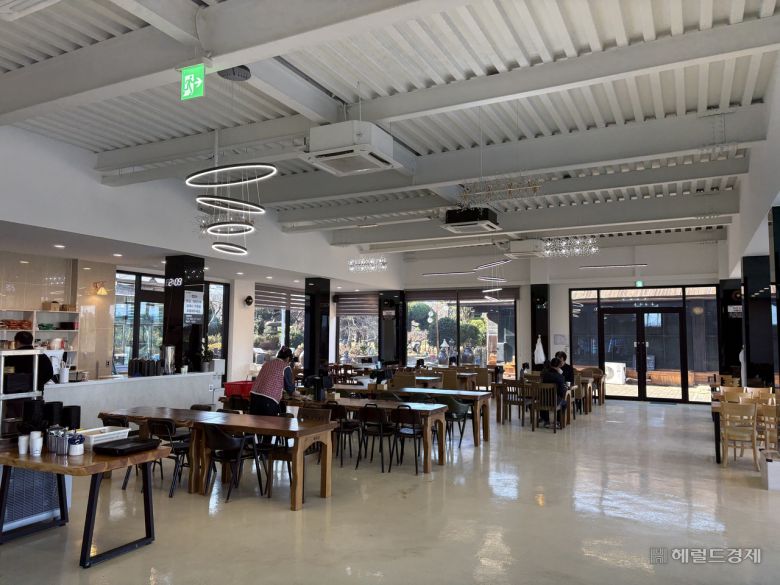 전남 무안군 망운면 중식당 ‘미스터빈’에서 손님 두 명이 유일하게 식사를 하는 모습. 무안=정주원 기자