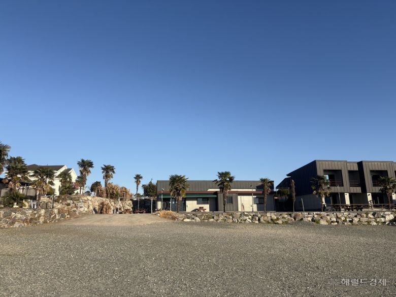 무안공항 근처 한 펜션 주차장의 모습. 주차 차량이 단 한대도 없어 황량한 모습이다. 무안=정주원 기자