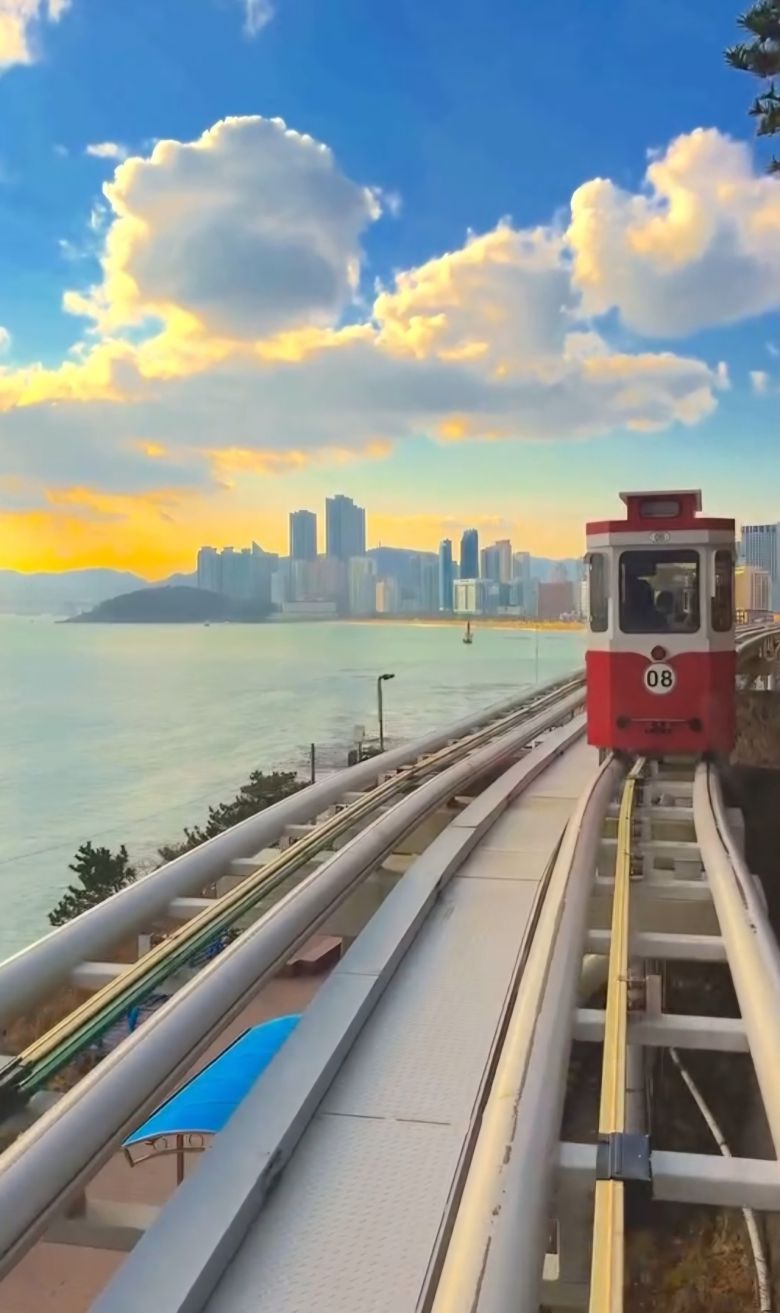 부산 블루라인파크 모노레일은 미포에서 송정 청사포 쪽으로 달린다.