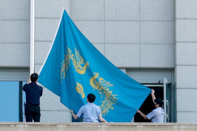 지난 6월 4일 21대 이재명 대통령 임기가 시작되면서 서울 용산 대통령실 청사에서 대통령실 총무비서관실 직원들이 봉황기를 게양하고 있다. [뉴시스]