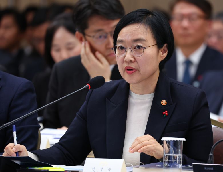 한성숙 중소벤처기업부 장관이 17일 정부세종컨벤션센터에서 이재명 대통령에게 업무보고를 하고 있다. [연합]