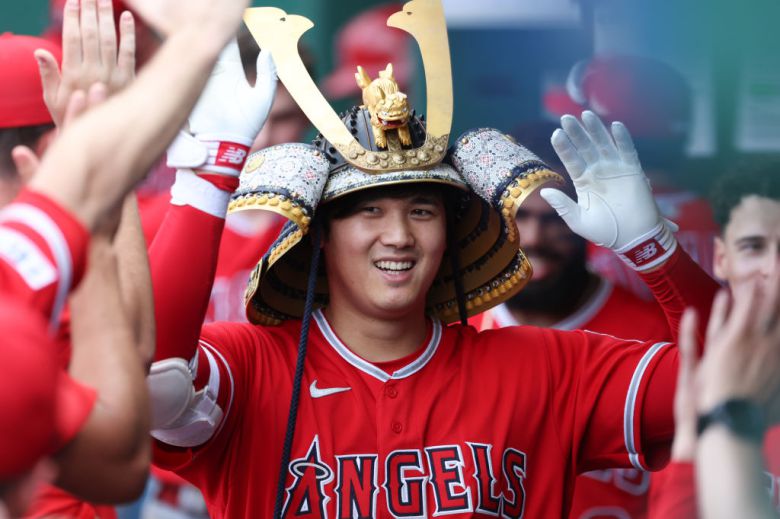 지난 2023년 LA 에인절스 시절의 오타니 쇼헤이가 홈런을 친 뒤 덕아웃에서 일본 장수 투구를 쓰고 팀 동료들과 하이파이브를 하는 퍼포먼스를 선보이고 있다. [게티이미지]