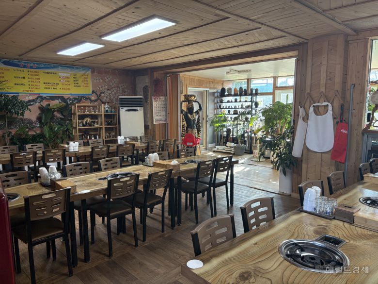 22일 점심시간에 방문한 무안공항 근처 K식당의 모습. 낙지 전문점이지만 이날 낮 1시에도 손님이 한 테이블 찾아오는 데 그쳤다. 무안=정주원 기자