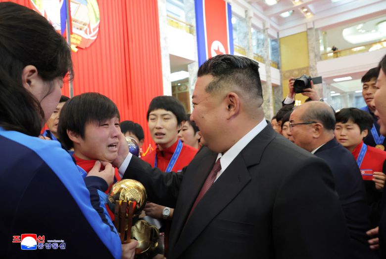 김정은 국무위원장이 지난 27일 만수대의사당에서 북한 헌법절 기념행사와 신년 경축행사 초대자들과 함께 기념사진을 촬영했다고 조선중앙통신이 28일 보도했다. 사진은 2025년 ‘U-17 여자 월드컵 우승’ 선수 감독과 사진촬영하는 모습.  [연합]