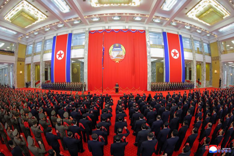 김정은 국무위원장이 지난 27일 만수대의사당에서 북한 헌법절기념 국기게양 및 선서의식에 참석했다고 조선중앙통신이 28일 보도했다.  [연합]