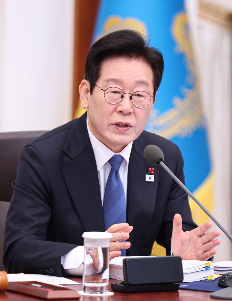 이재명 대통령이 30일 청와대에서 열린 국무회의에서 발언하고 있다. [연합]