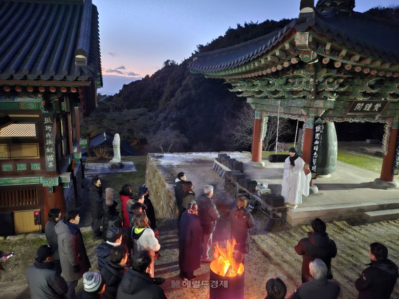 범종 타종 중인 조계종 중앙신도회 임원단