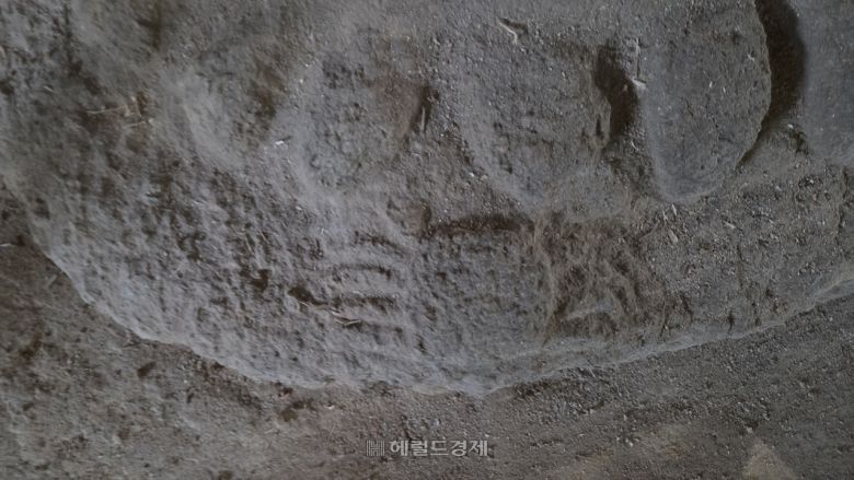 보수 중인 미황사 대웅전 주춧돌에 새겨진 게 문양 [내부 공사 촬영 허가 받았음]