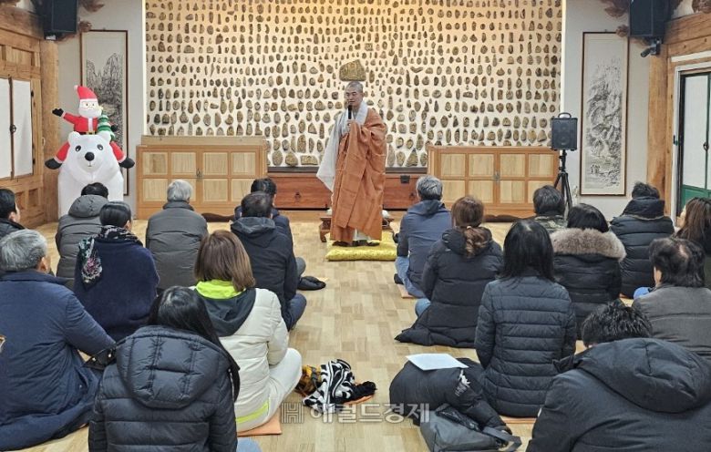 조계종 중앙신도회(회장 정원주) 임원단이 해남 미황사 주지 향문 스님의 법문을 듣는 모습