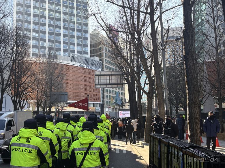 서울시청 옆에서 오전 11시까지 진행된 시위에 경찰들이 동원된 모습. 정주원 기자