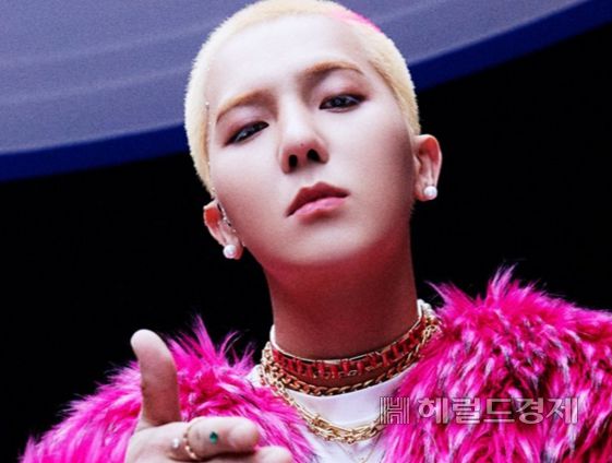 그룹 위너 출신 송민호. 송씨는 사회복무요원으로 복무하는 동안 제대로 출근하지 않는 등 병역 의무를 소홀히 했다는 의혹을 받아 재판에 넘겨졌다. [YG엔터테인먼트 제공]