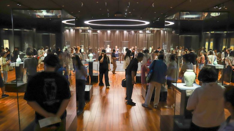 대구간송미술관 상설전시를 관람하는 관람객들이 전시실을 가득 메우고 있다.