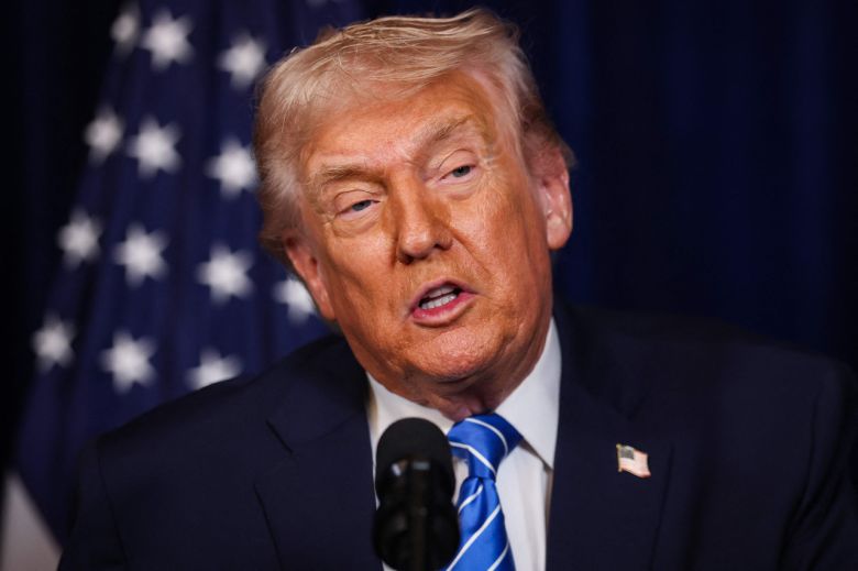 도널드 트럼프 미국 대통령이 28일(현지시간) 플로리다주 팜비치의 마러라고 저택에서 기자회견을 하고 있다. [AFP]