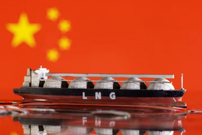 중국 국기 앞에서 LNG 유조선 모형이 보인다. [로이터]