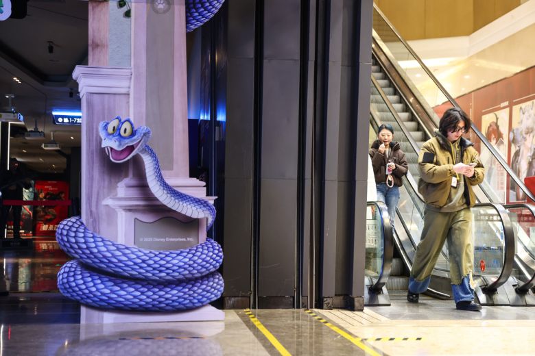 지난달 11일 중국 베이징의 한 영화관에 ‘주토피아 2’의 영화 포스터가 전시돼 있다. [EPA]