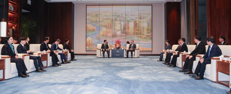 이재명 대통령이 6일 중국 상하이 세계회객청에서 만찬에 앞서 천지닝 상하이시 당 서기와 사전환담을 하고 있다. [연합]