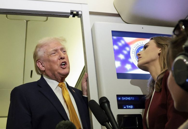 도널드 트럼프 미국 대통령이 지난 4일(현지시간) 플로리다에서 미국 메릴랜드주 앤드루스 합동 기지로 향하는 에어포스원에서 취재진들과 대화하고 있다. [로이터]