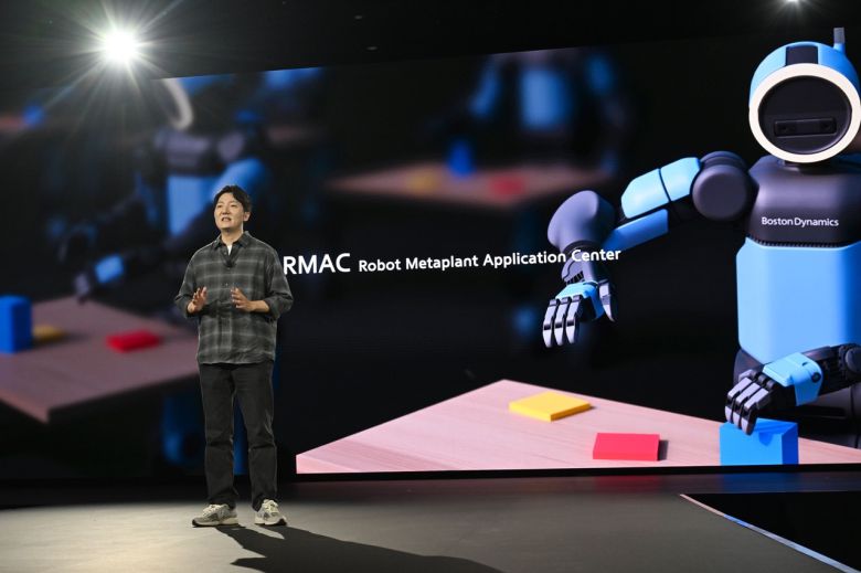 우승현 현대차그룹 GSO 미래전략담당 팀장이 AI 로보틱스 상용화 계획을 발표하고 있다. [현대차그룹 제공]