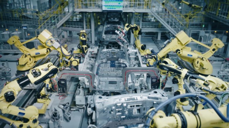 미국 조지아주 ‘메타플랜트 아메리카(HMGMA)’ 공장에서 차량 패널이 용접 공정을 거치며 자동차의 형태로 생산되는 모습. [현대자동차그룹 제공]