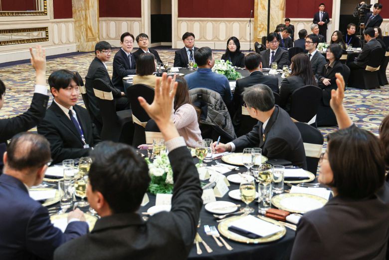 중국을 국빈방문 중인 이재명 대통령이 7일 상하이의 한 호텔에서 열린 순방 기자단 오찬 간담회에서 취재진의 질문을 받고 있다. [연합]