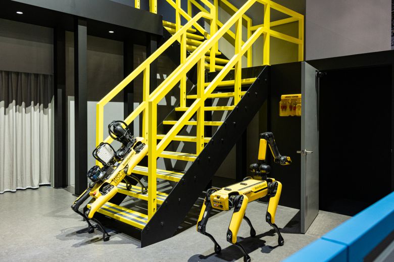 현대차그룹의 로봇 전문 계열사 보스턴다이나믹스의 4족 보행 로봇 ‘스팟’이 로봇 전용 소프트웨어 플랫폼 ‘오르빗 AI’를 활용해 설비를 점검하고 있다. [현대차그룹 제공]